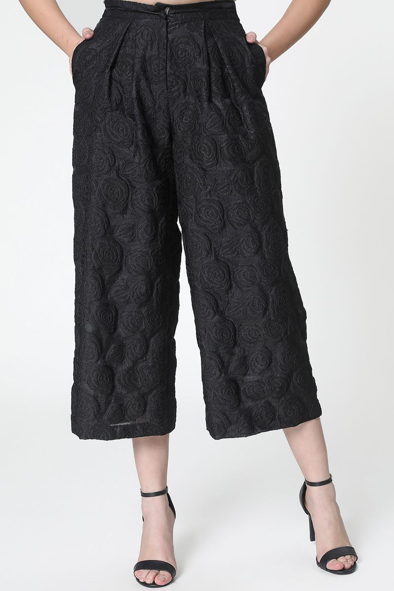 Capri cropped pants with floral texture