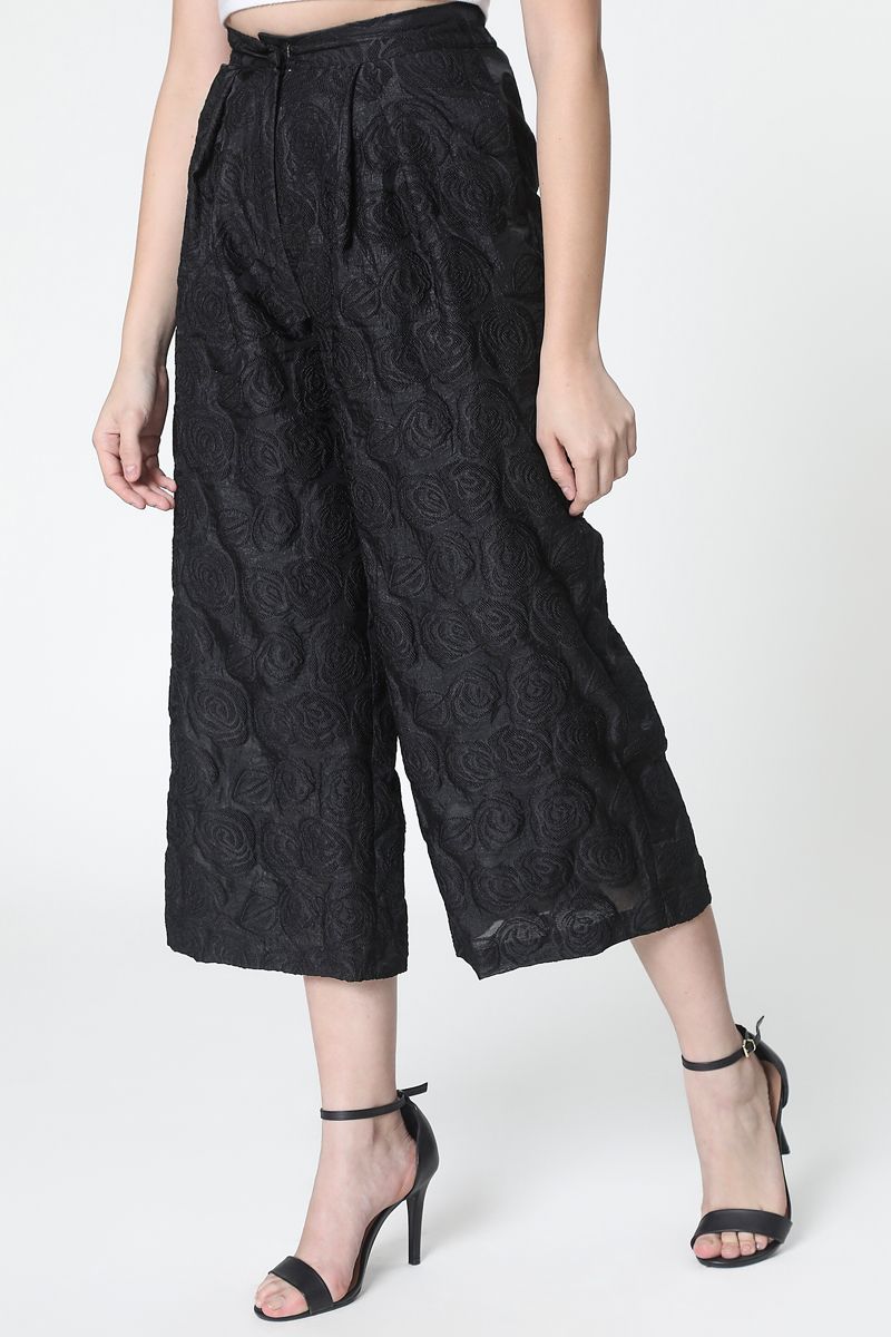 Capri cropped pants with floral texture