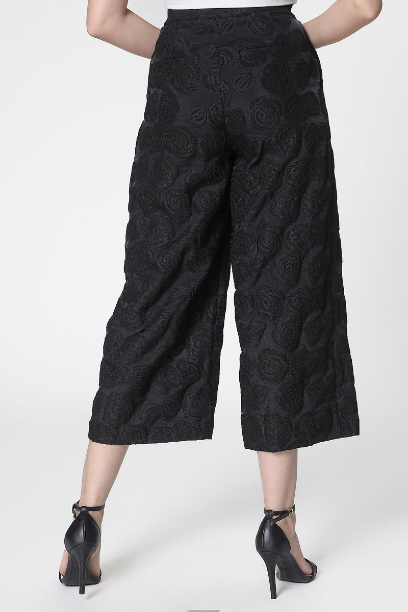 Capri cropped pants with floral texture
