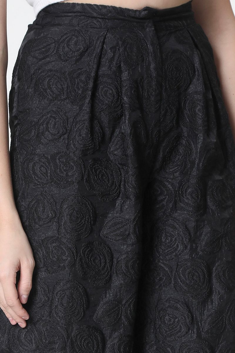 Capri cropped pants with floral texture