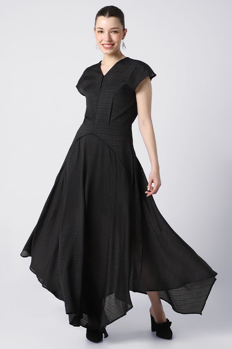 فستان نسائي غير متماثل الطول