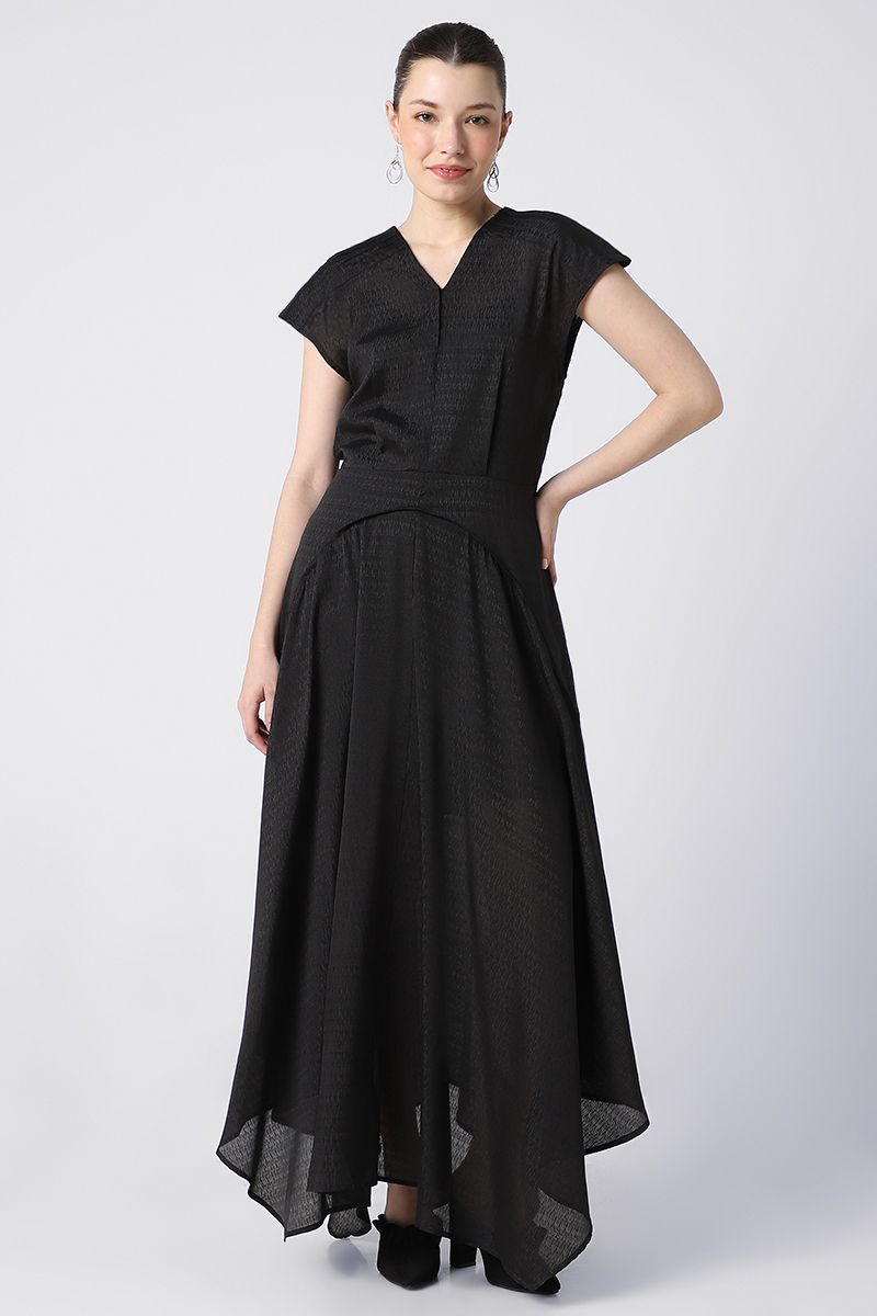 فستان نسائي غير متماثل الطول