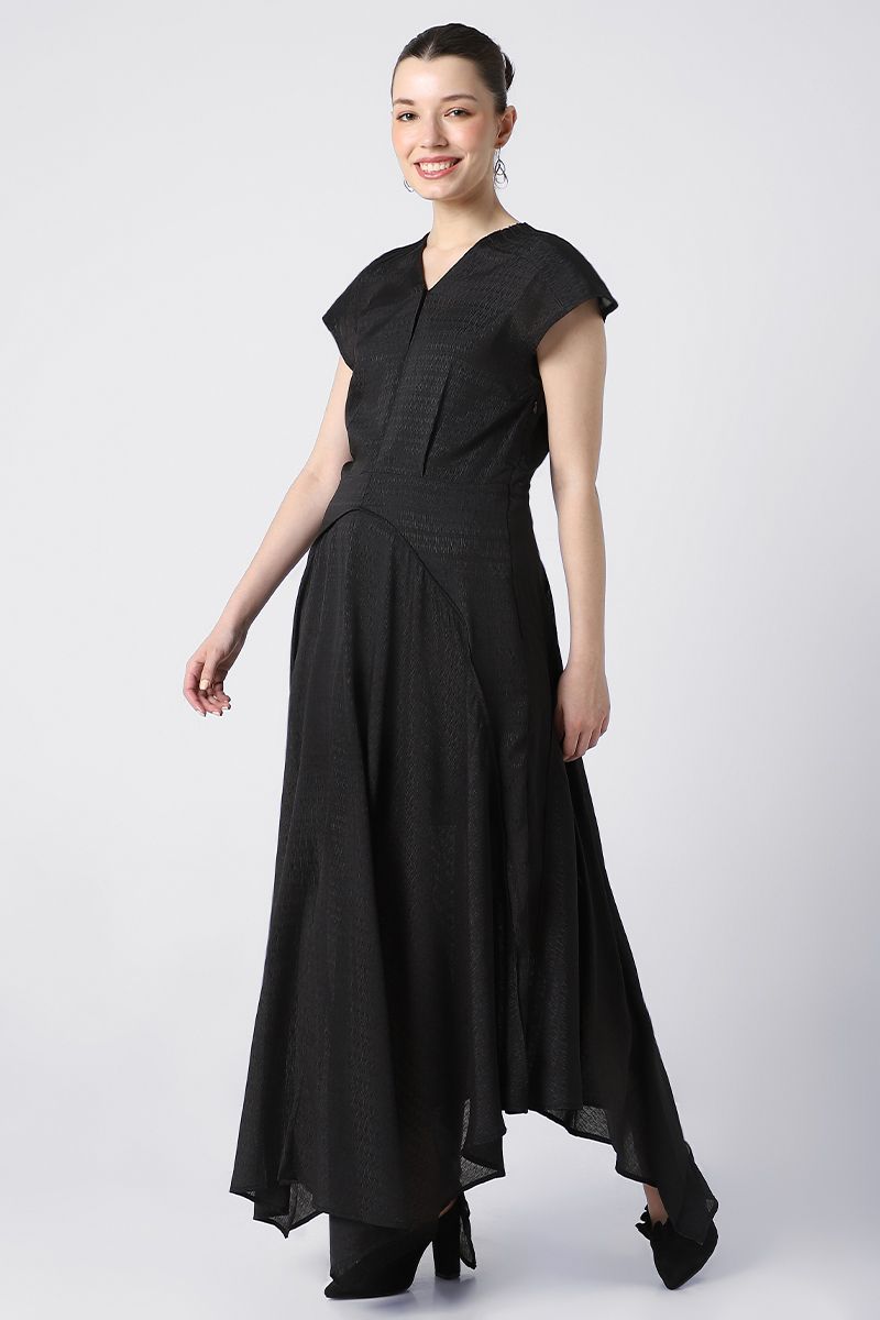 فستان نسائي غير متماثل الطول