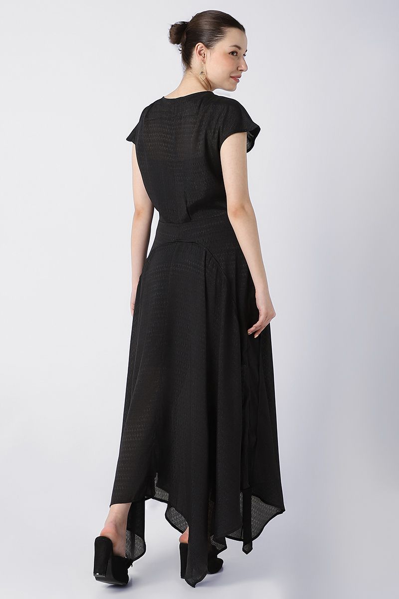 فستان نسائي غير متماثل الطول