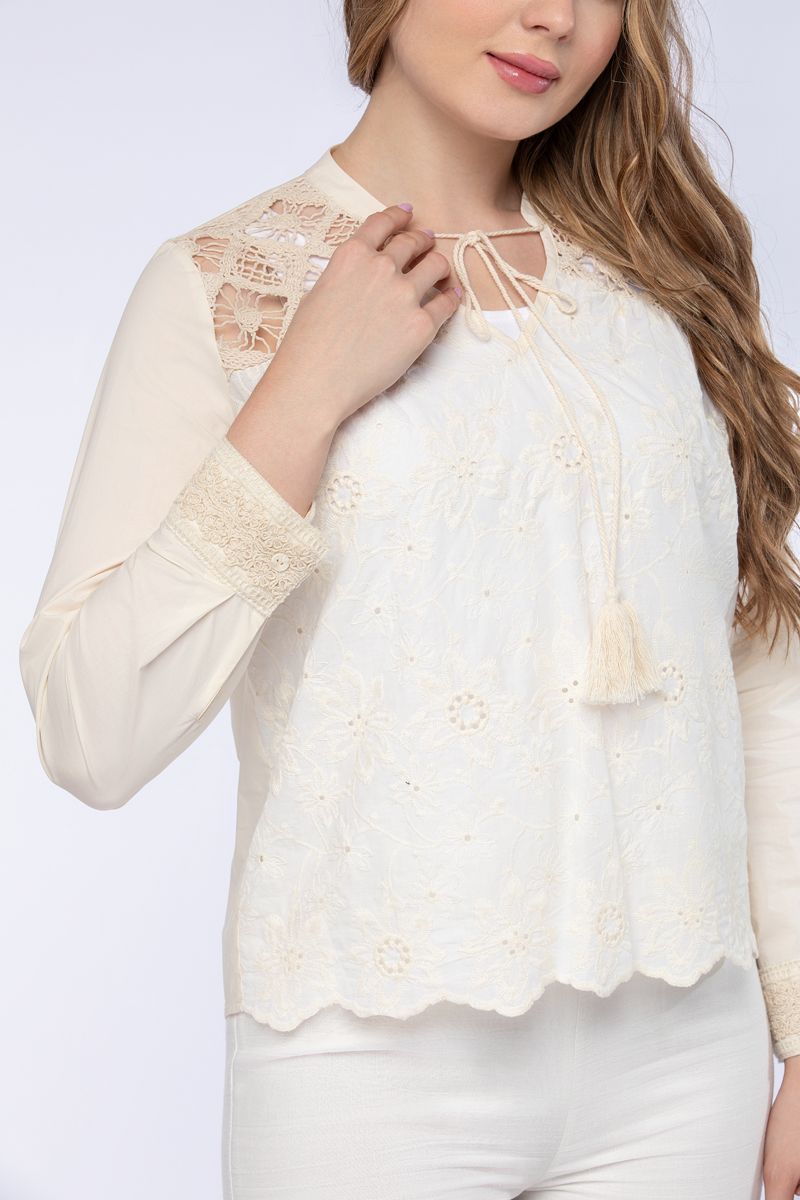 بلوزة نسائية بتطريز