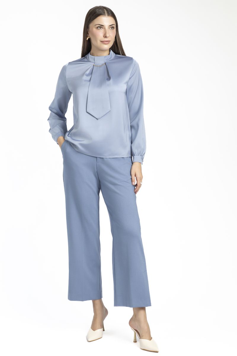 بلوزة نسائية بلون موحد وربطة