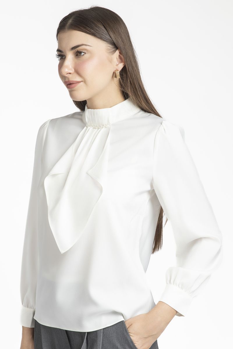 بلوزة نسائية بلون موحد