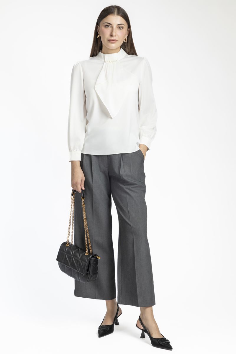 بلوزة نسائية بلون موحد