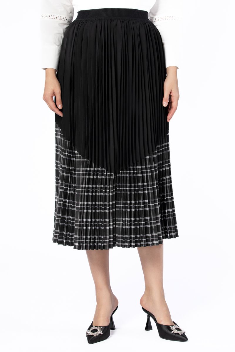 تنورة نسائية متباينة اللون بكسرات