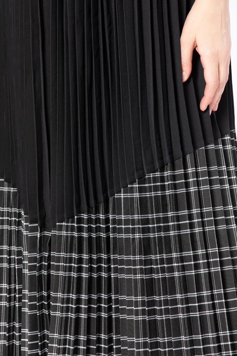 تنورة نسائية متباينة اللون بكسرات