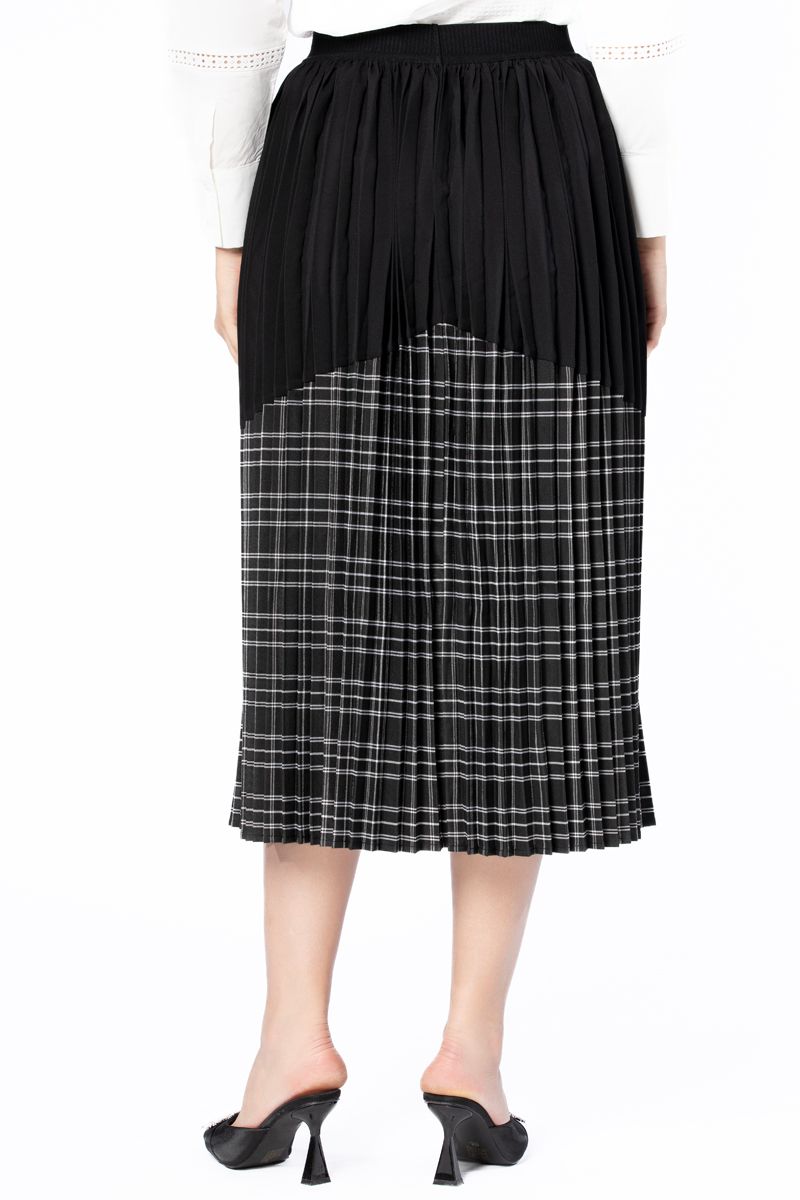 تنورة نسائية متباينة اللون بكسرات