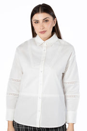 قميص نسائي بتطريز وفتحات مخرمة