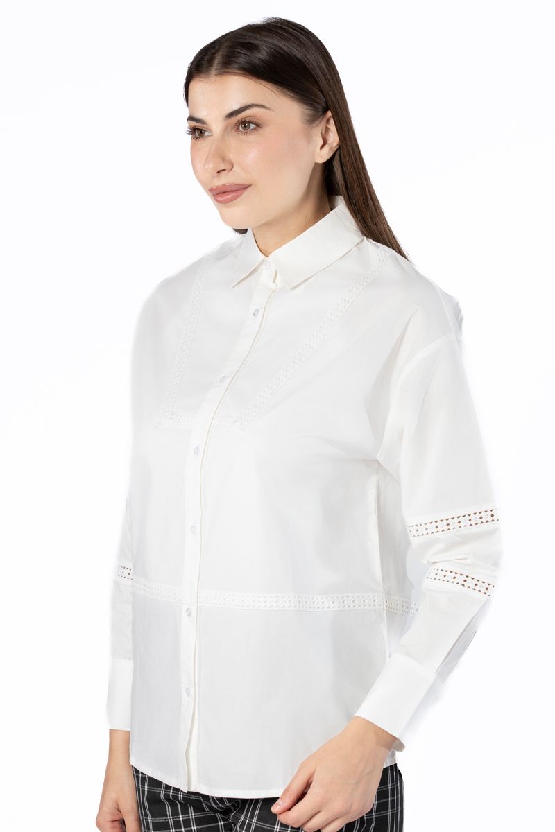 قميص نسائي بتطريز وفتحات مخرمة