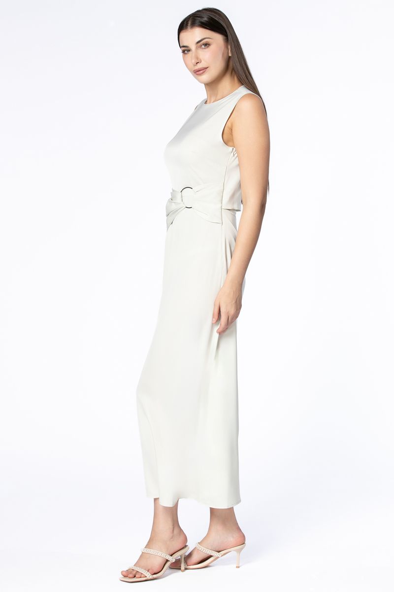 فستان نسائي طويل بلون موحد