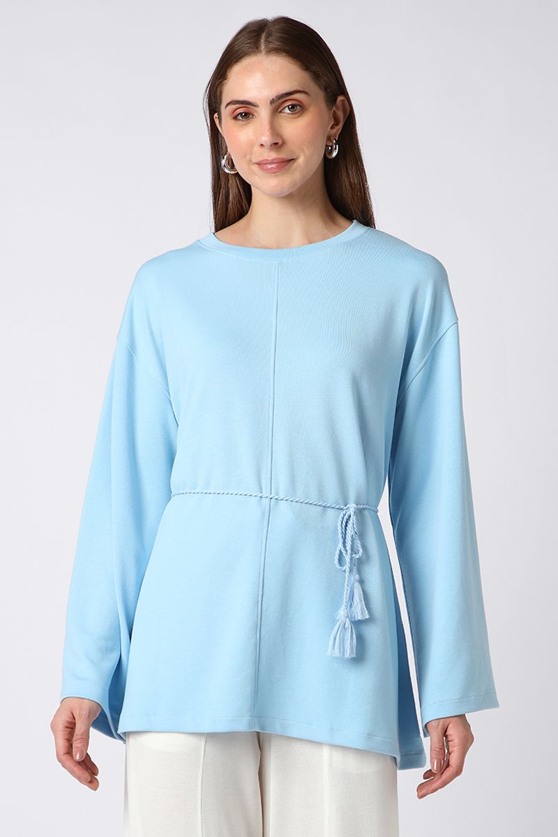 بلوزة نسائية بلون موحد ورباط على الخصر