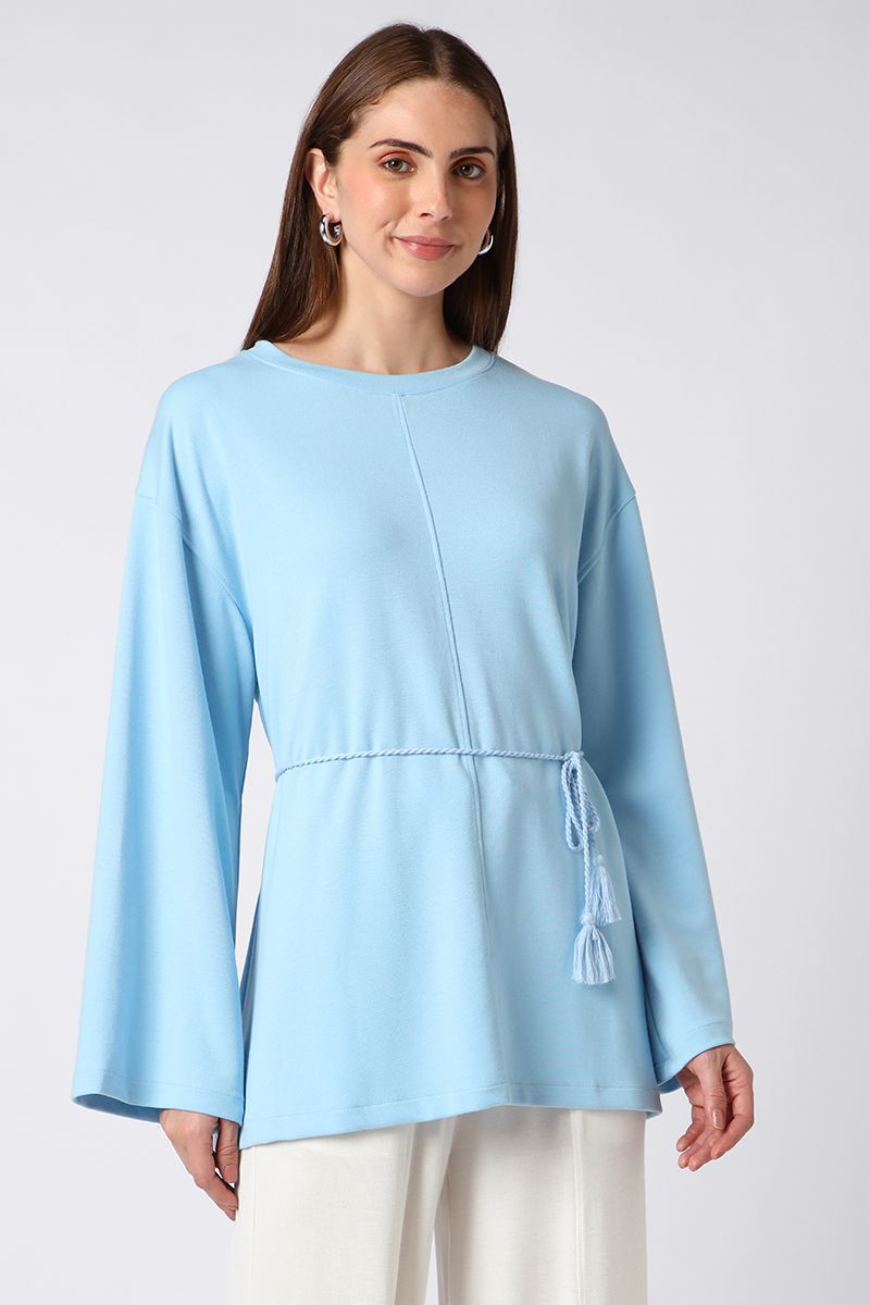 بلوزة نسائية بلون موحد ورباط على الخصر