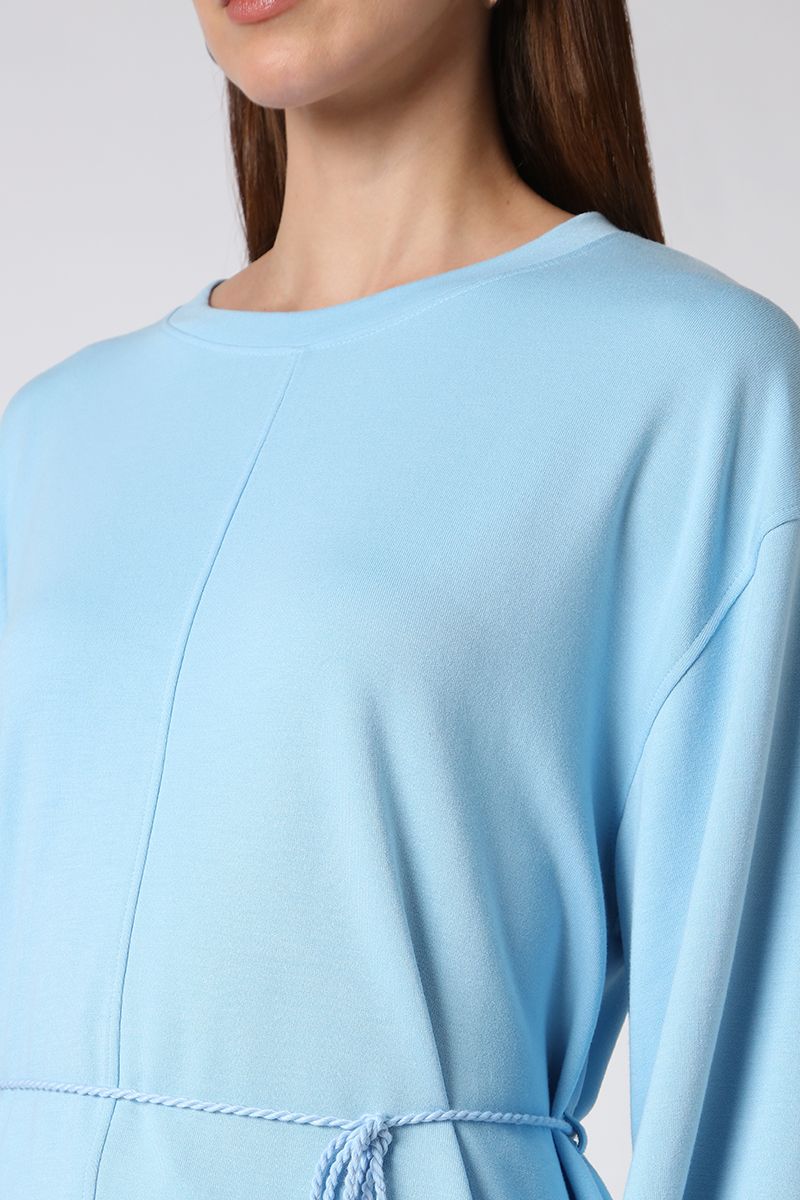 بلوزة نسائية بلون موحد ورباط على الخصر