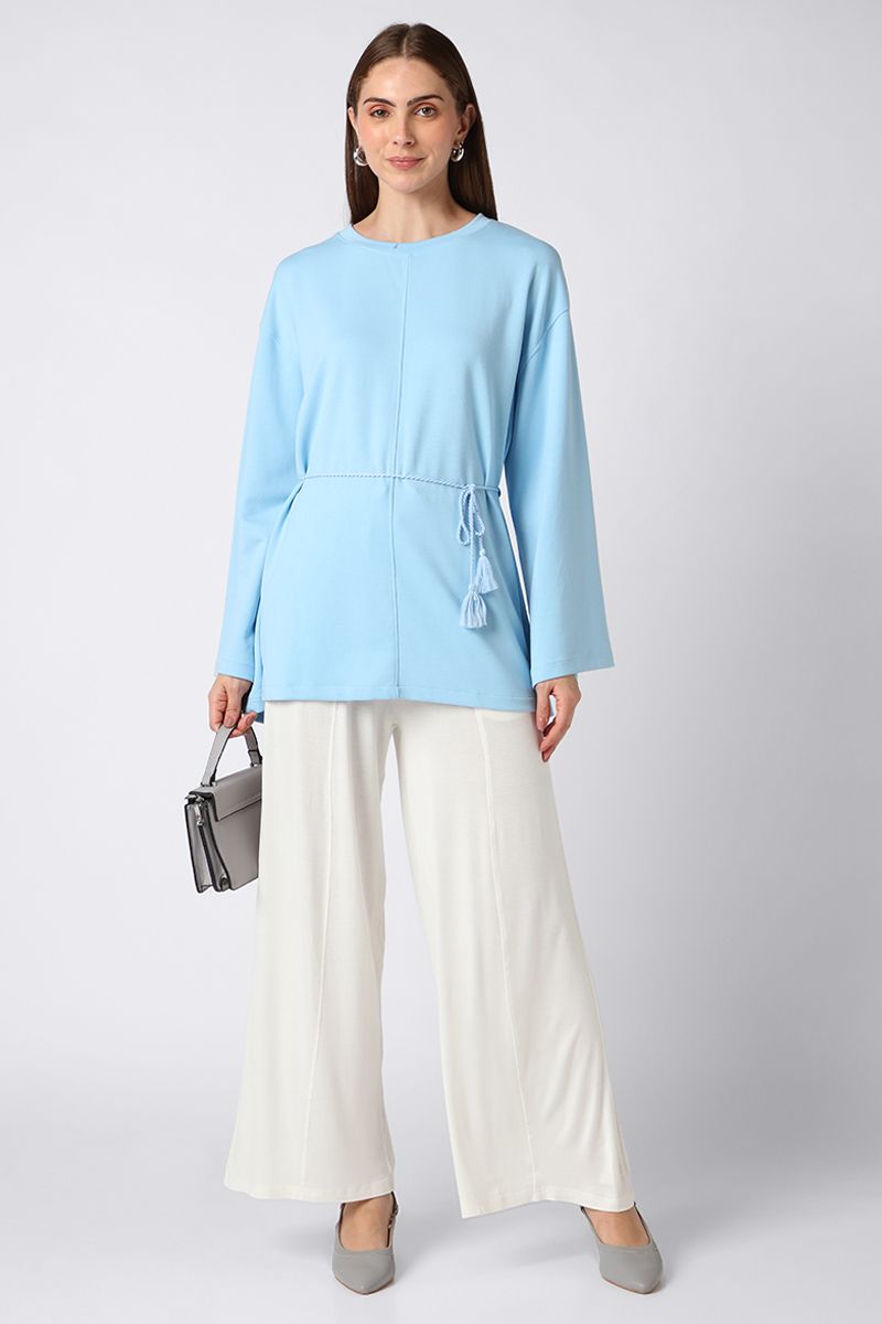 بلوزة نسائية بلون موحد ورباط على الخصر