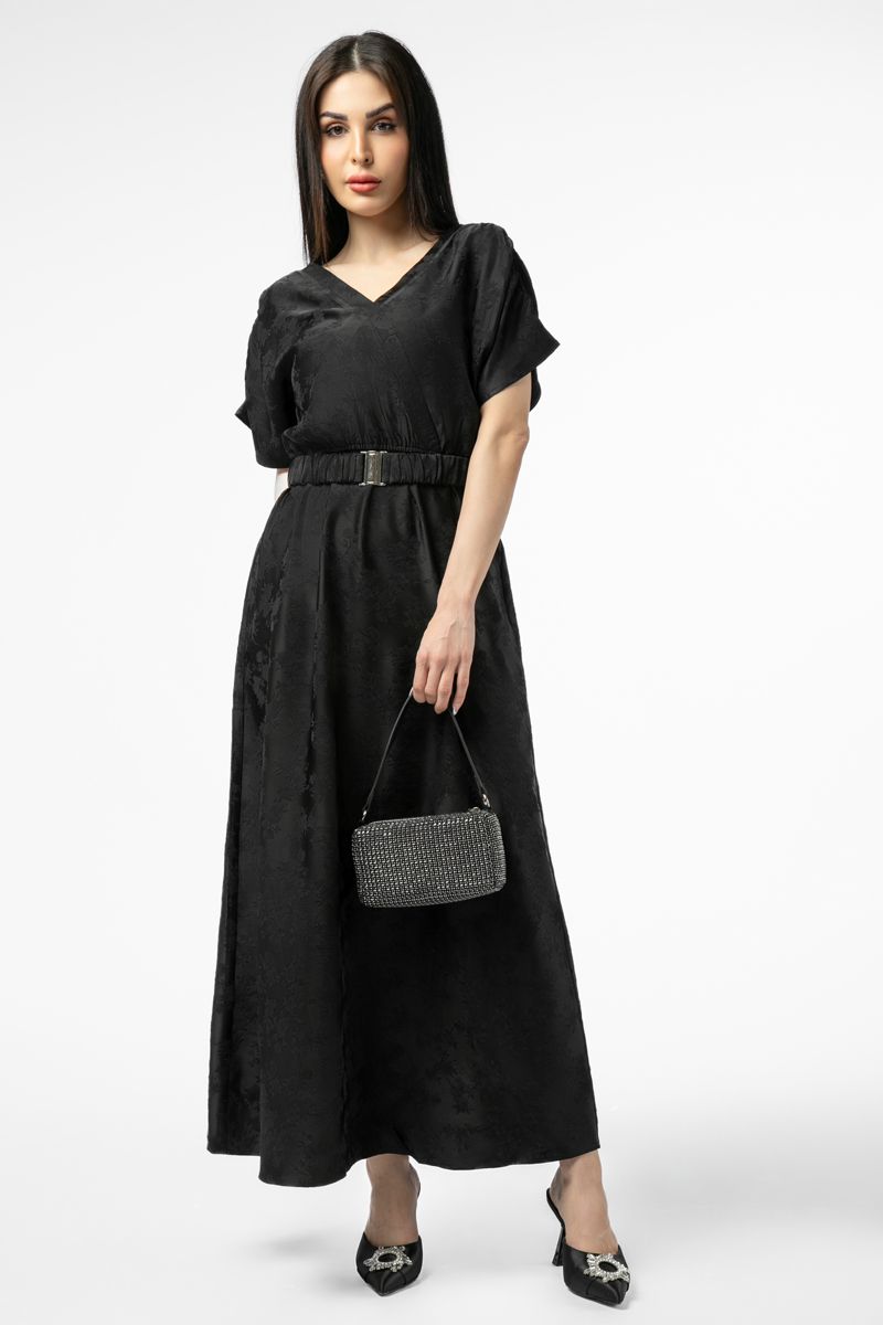 فستان نسائي ماكسي بنقشات بارزة وحزام على الخصر