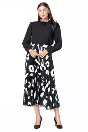 تنورة نسائية متباينة اللون بكسرات