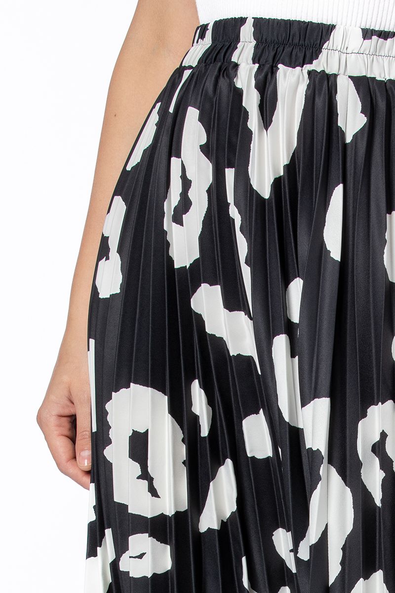 تنورة نسائية متباينة اللون بكسرات