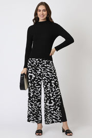 printed women with layered style