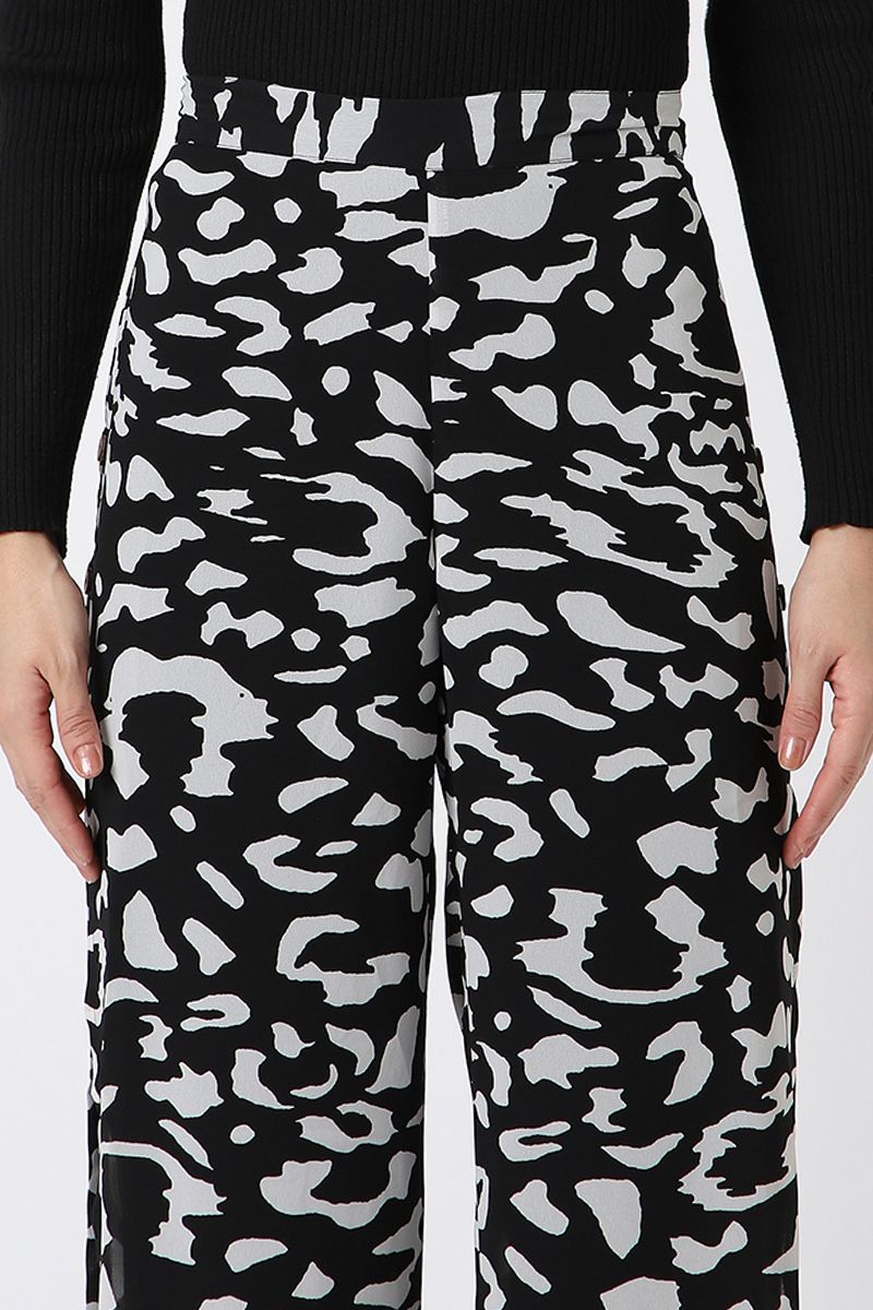 printed women with layered style