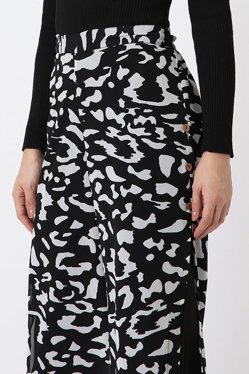 printed women with layered style