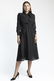 فستان نسائي مكشكش وبنمط منقط من نفس اللون