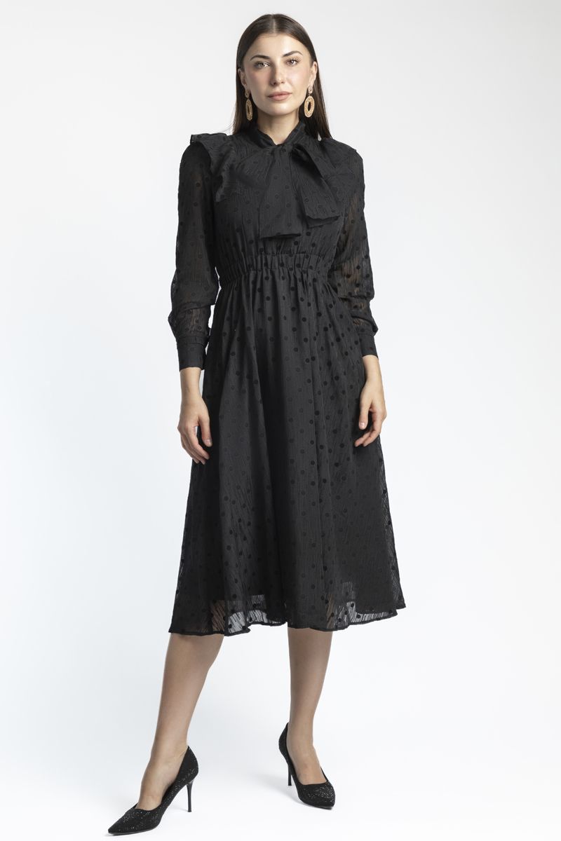 فستان نسائي مكشكش وبنمط منقط من نفس اللون