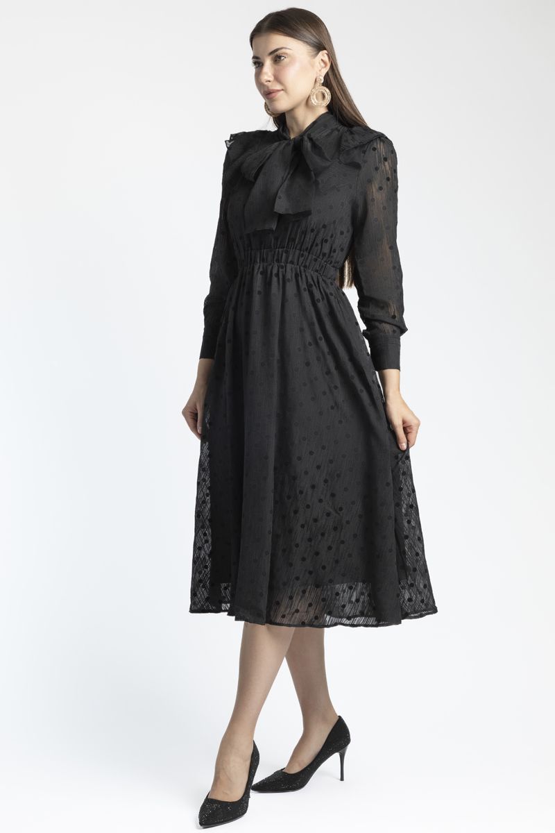 فستان نسائي مكشكش وبنمط منقط من نفس اللون