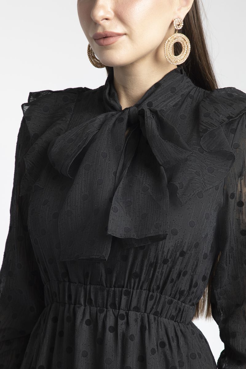 فستان نسائي مكشكش وبنمط منقط من نفس اللون