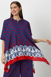 بلوزة نسائية بقصة عريضة وطبعات ملونة