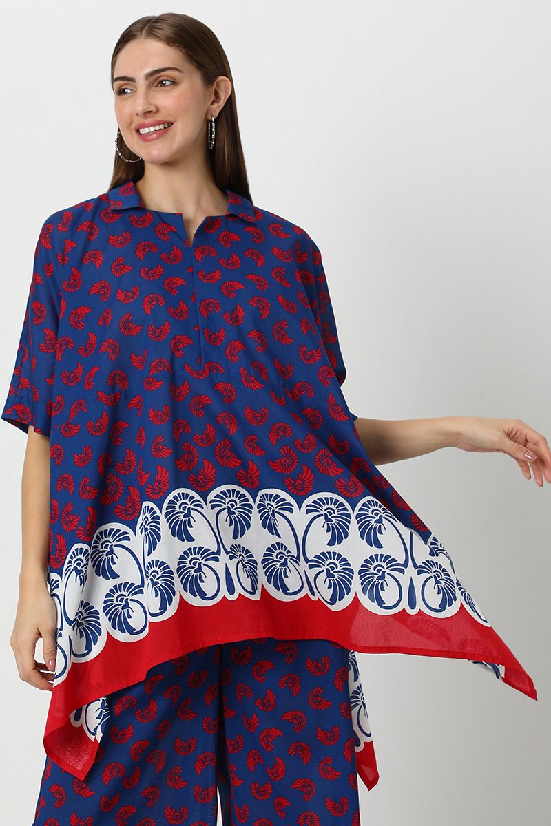 بلوزة نسائية بقصة عريضة وطبعات ملونة