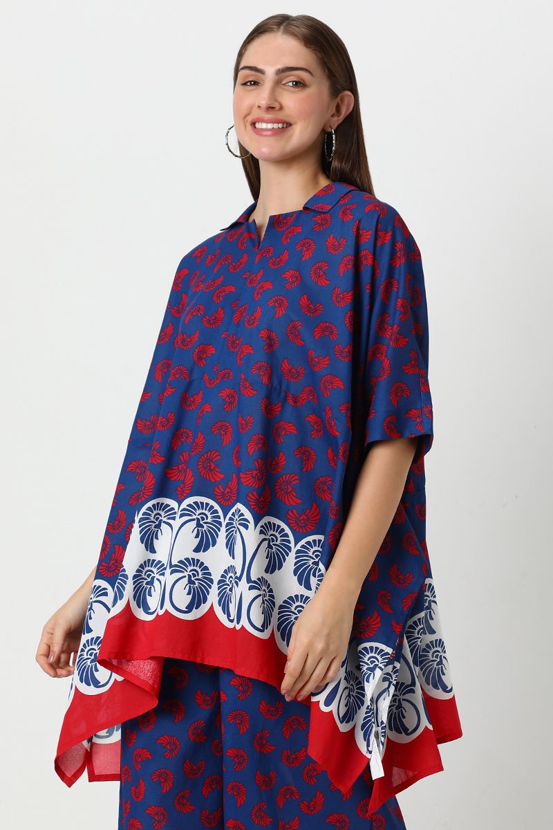 بلوزة نسائية بقصة عريضة وطبعات ملونة