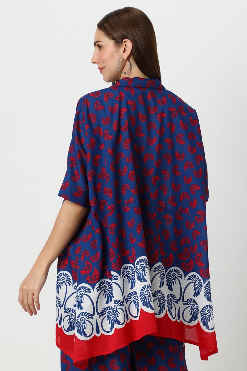 بلوزة نسائية بقصة عريضة وطبعات ملونة