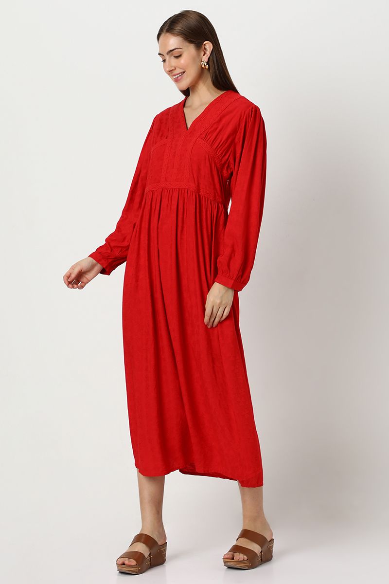 فستان نسائي بدانتيل مطرز