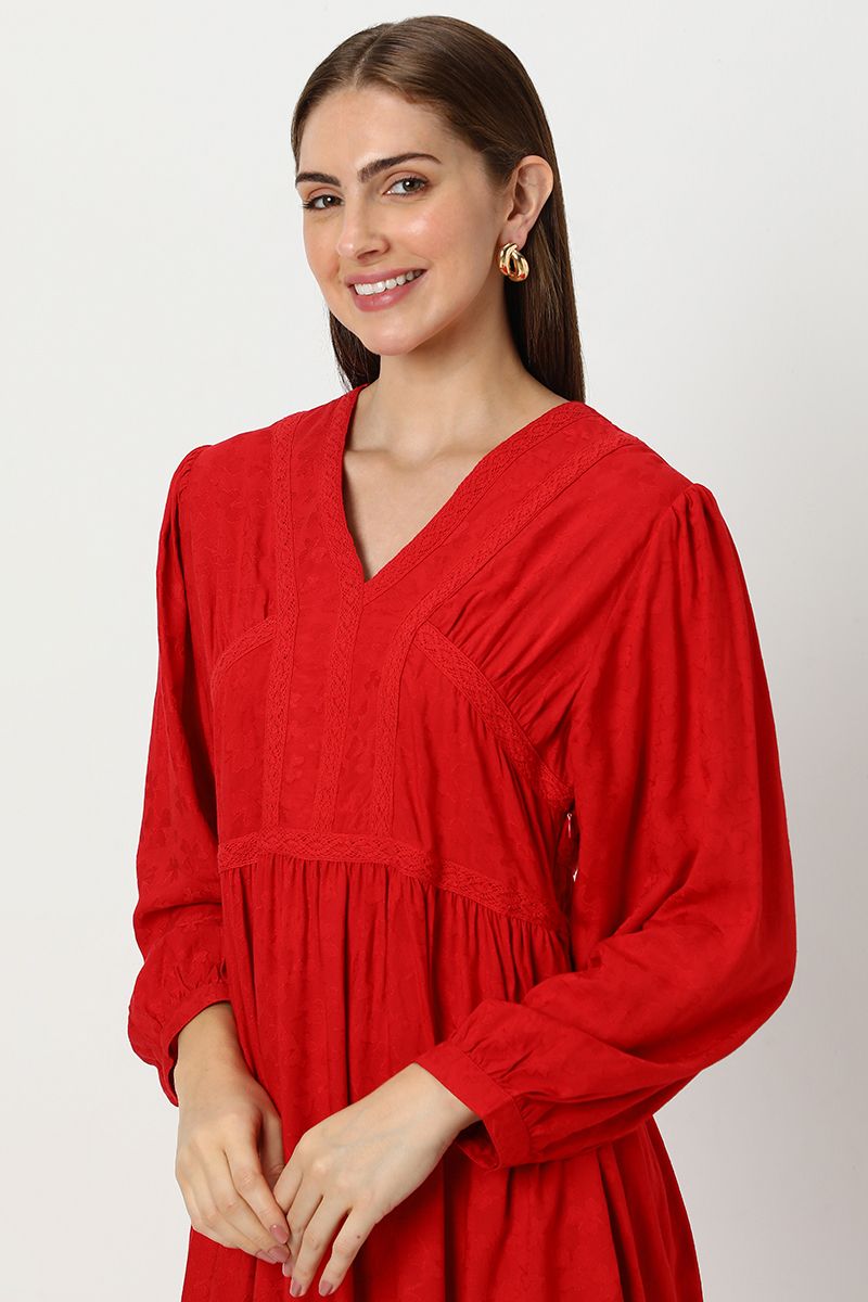 فستان نسائي بدانتيل مطرز