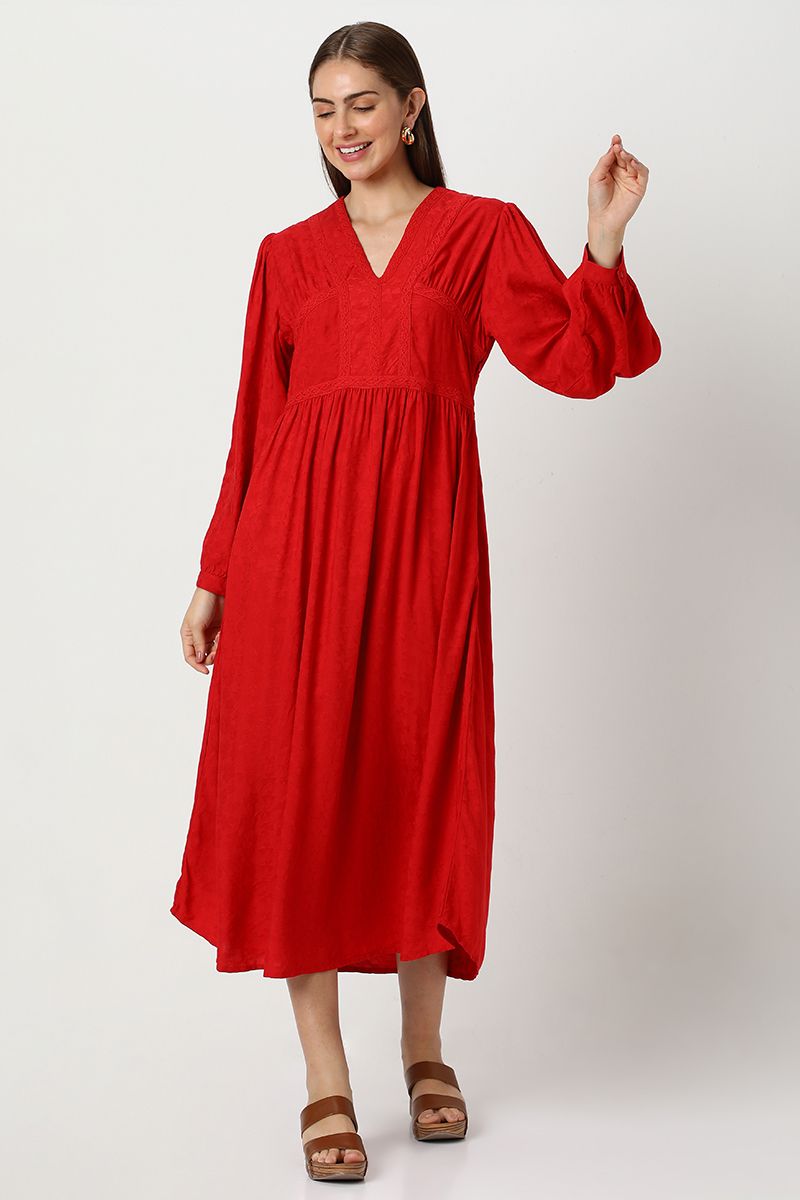 فستان نسائي بدانتيل مطرز