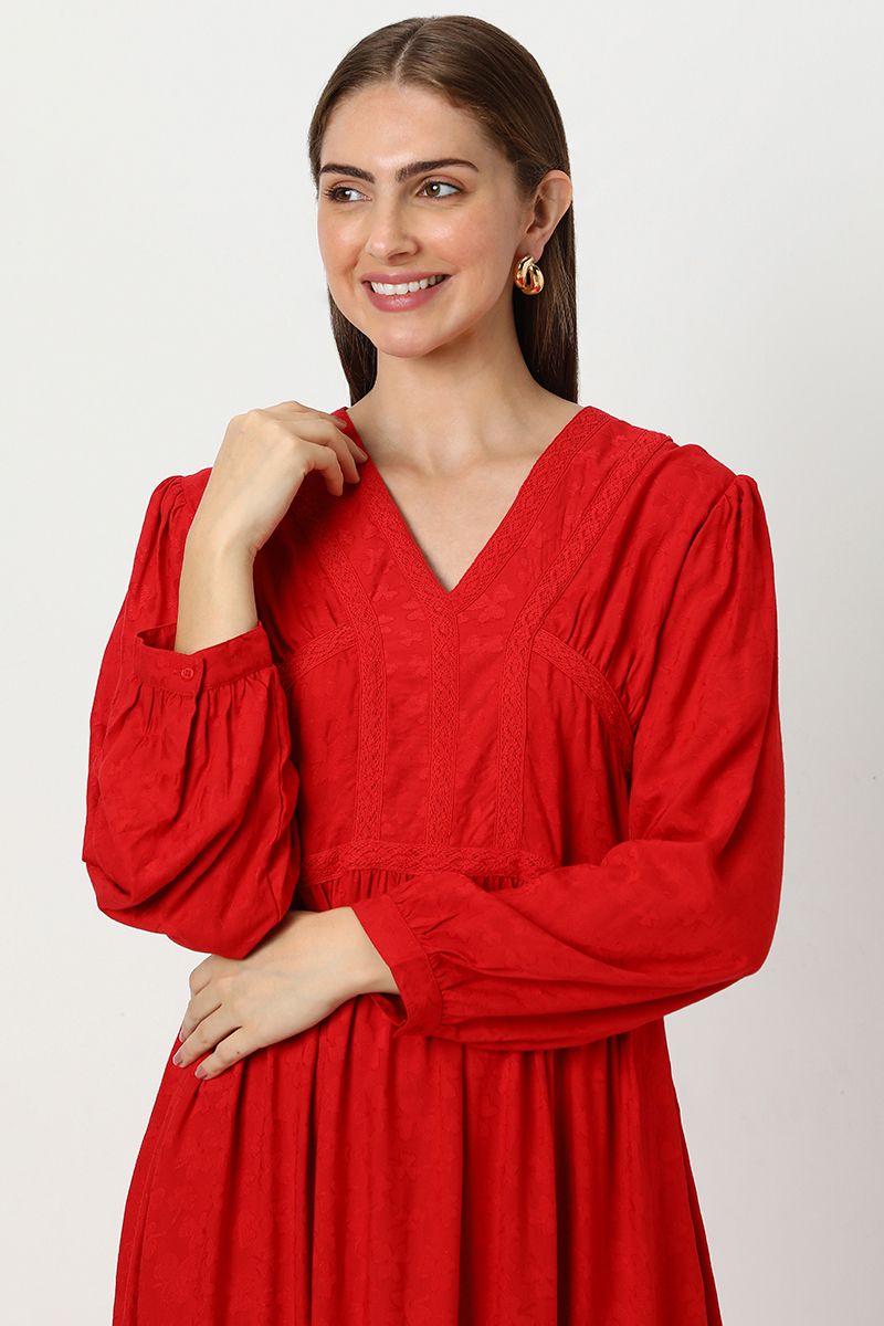 فستان نسائي بدانتيل مطرز