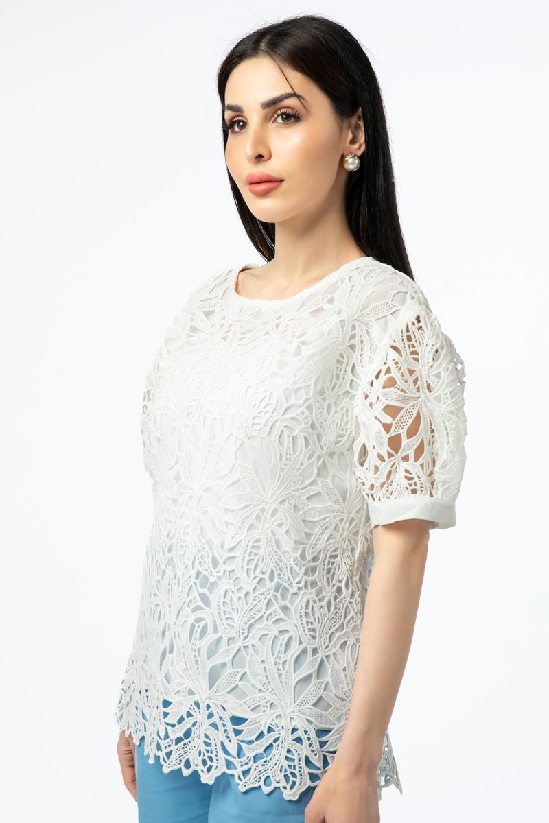 بلوزة نسائية بنقشة ثقوب مطرزة