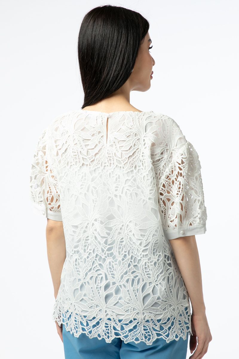 بلوزة نسائية بنقشة ثقوب مطرزة