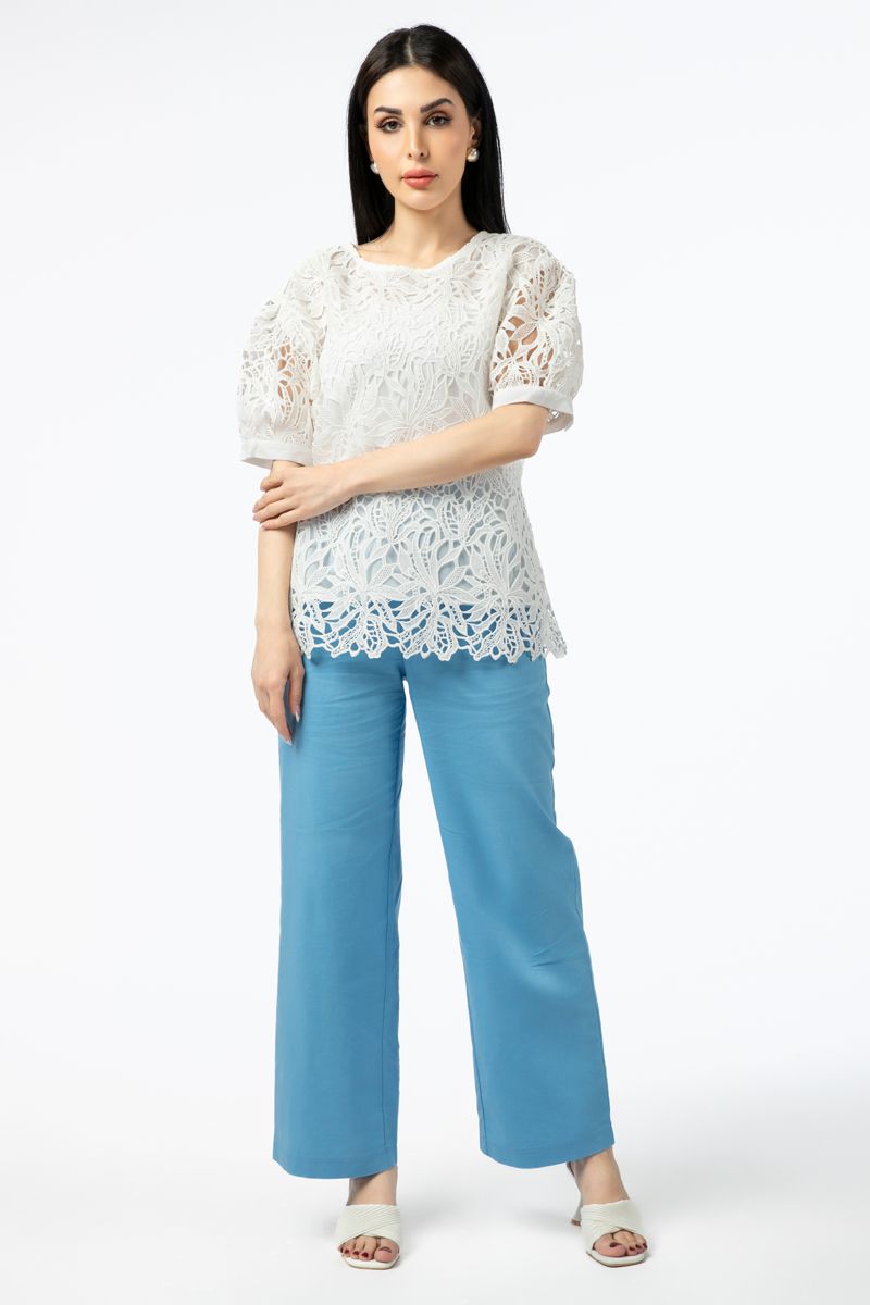 بلوزة نسائية بنقشة ثقوب مطرزة