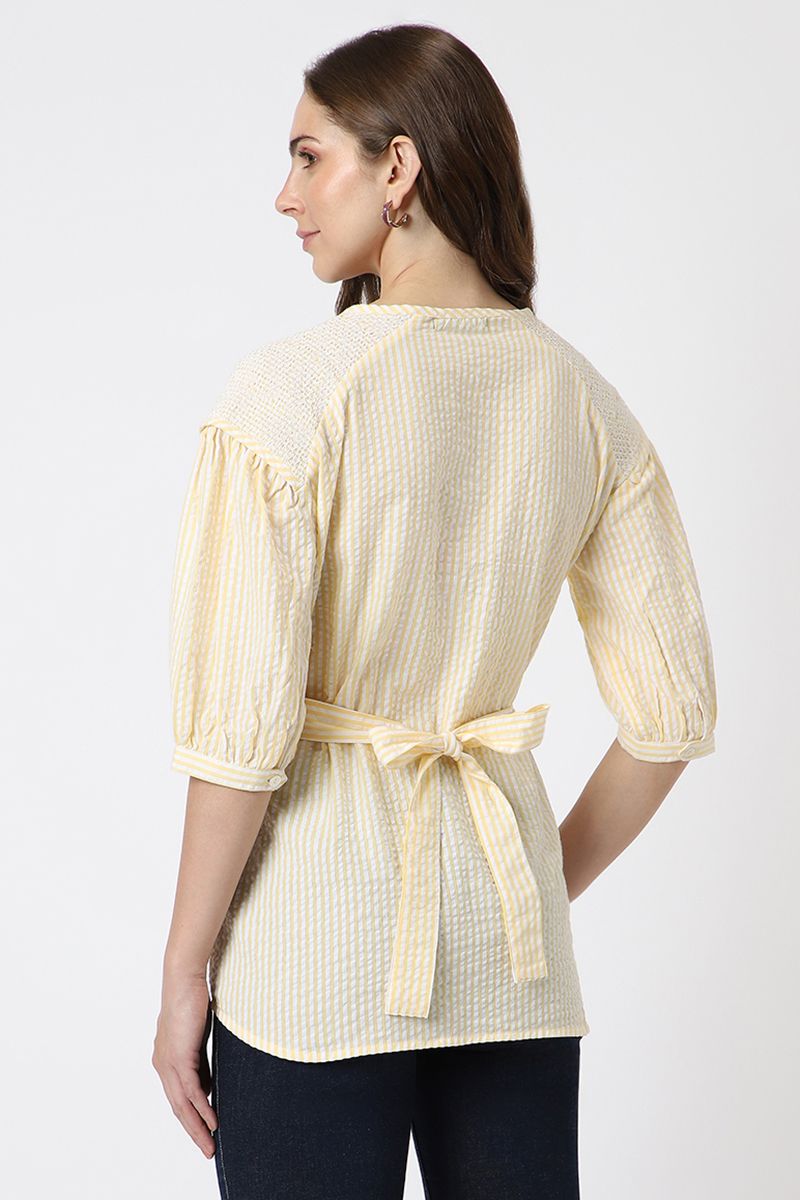 بلوزة نسائية مخططة بلون متباين