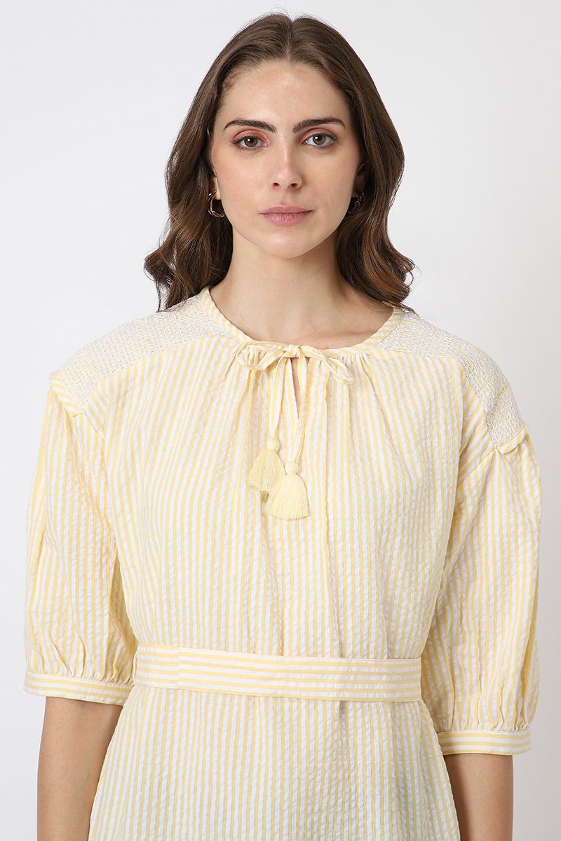 بلوزة نسائية مخططة بلون متباين