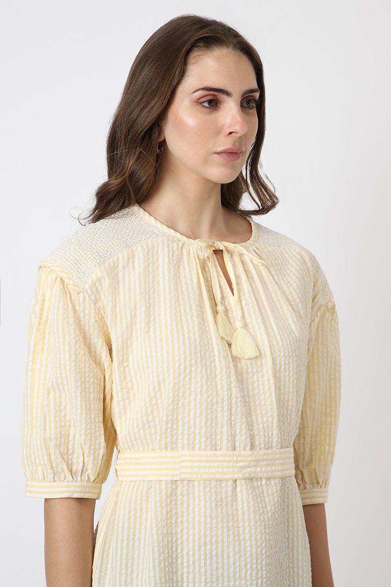 بلوزة نسائية مخططة بلون متباين