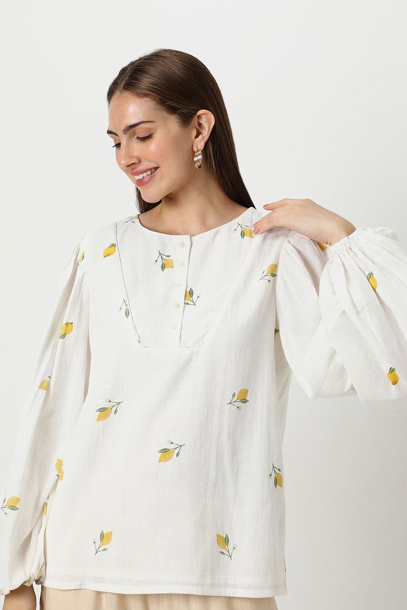 بلوزة نسائية بطبعات