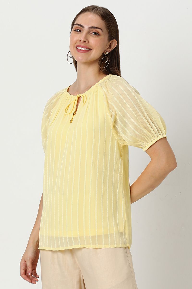 بلوزة نسائية مخططة برباط على الرقبة