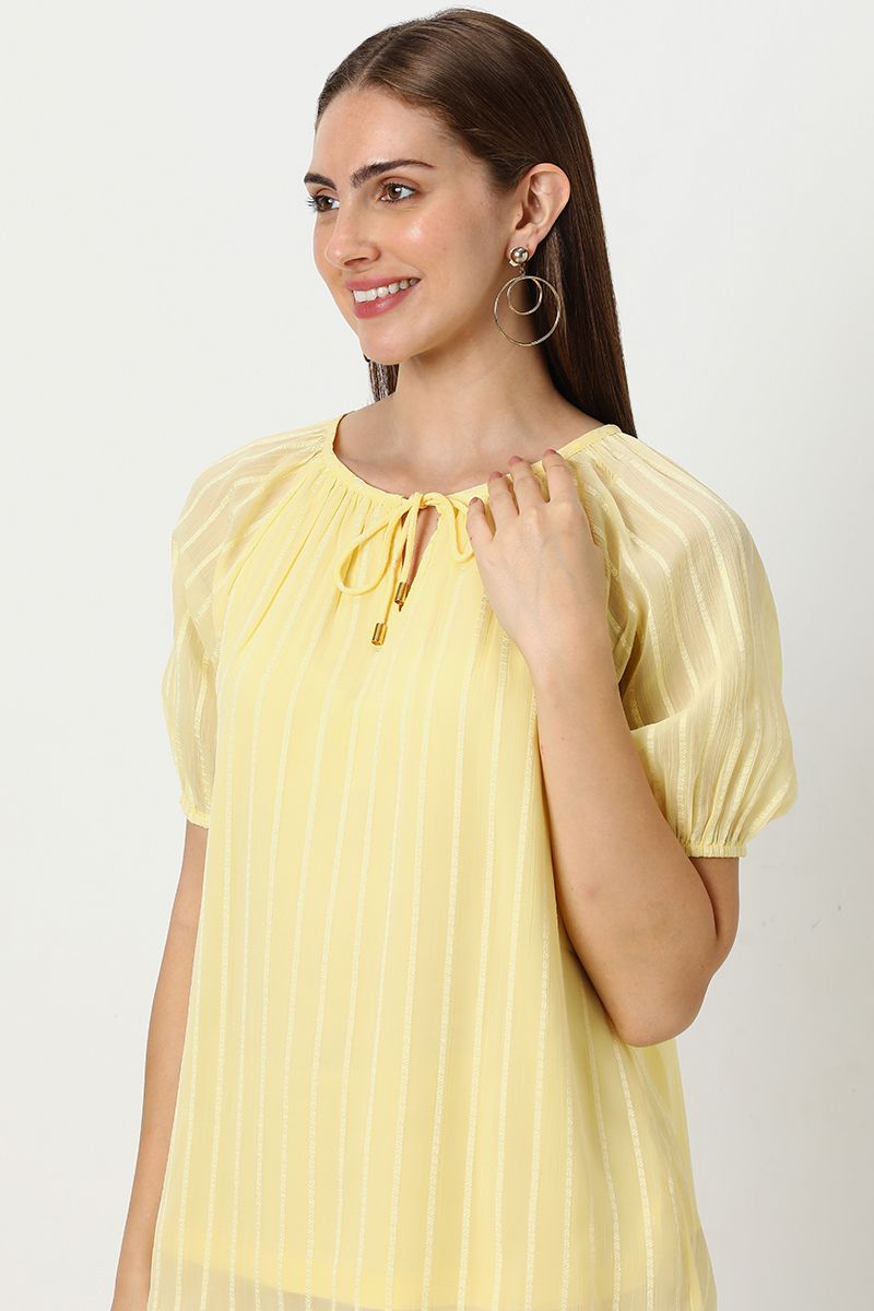 بلوزة نسائية مخططة برباط على الرقبة