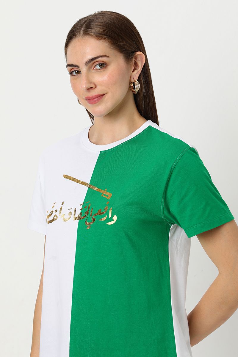 تيشيرت نسائية متباين اللون لليوم الوطني بطبعة